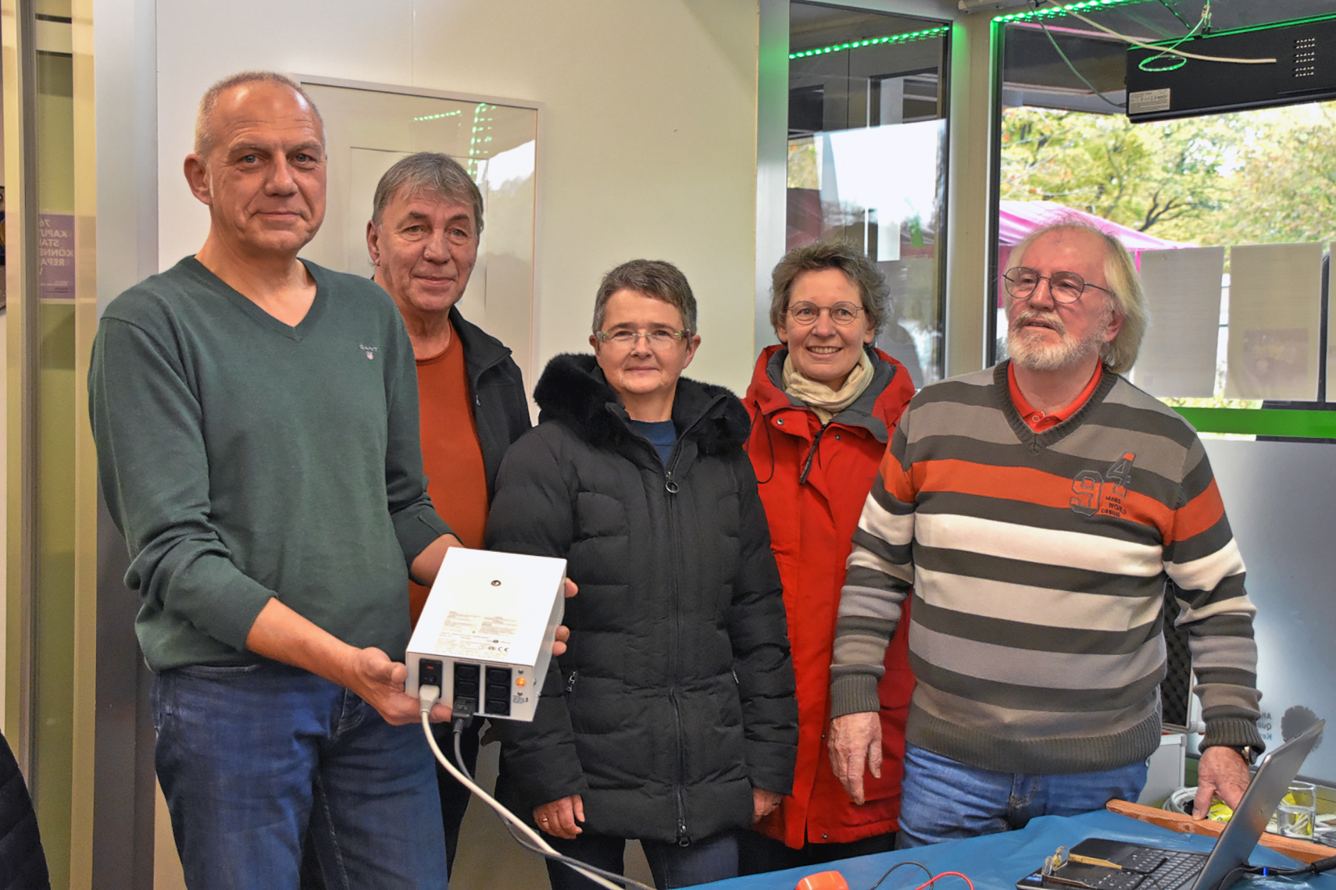 Vertreter der ev. und kath. Kirche übergaben die Spende an das RepairCafé. (c) Dirk Krämer