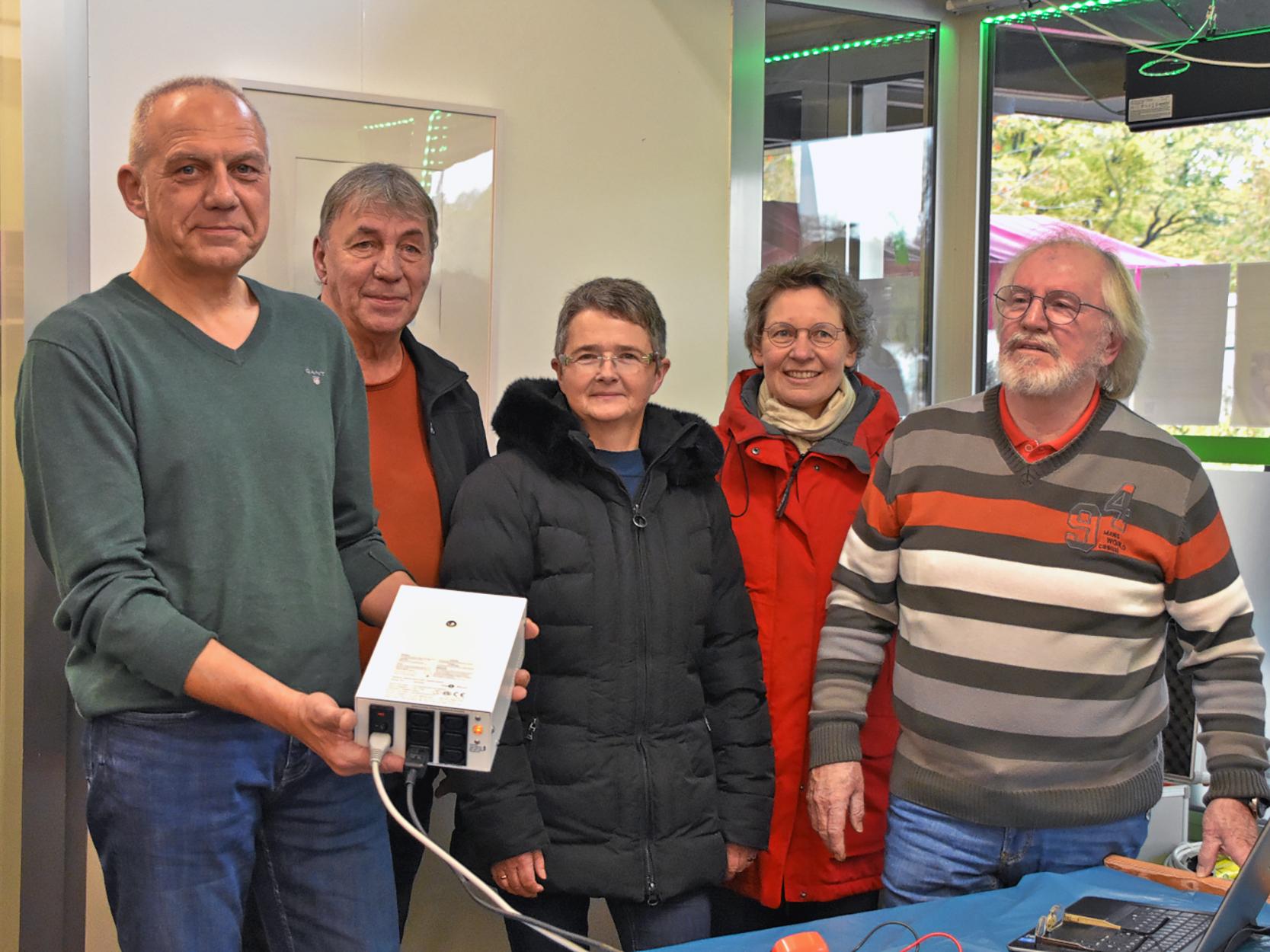 Vertreter der ev. und kath. Kirche übergaben die Spende an das RepairCafé.