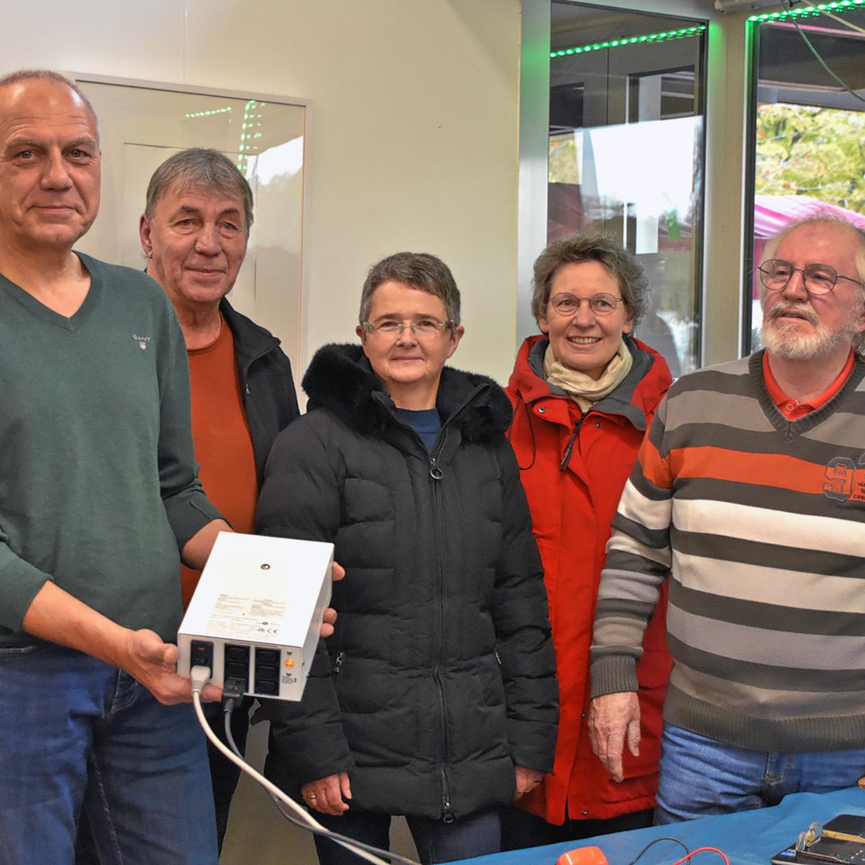 Vertreter der ev. und kath. Kirche übergaben die Spende an das RepairCafé.