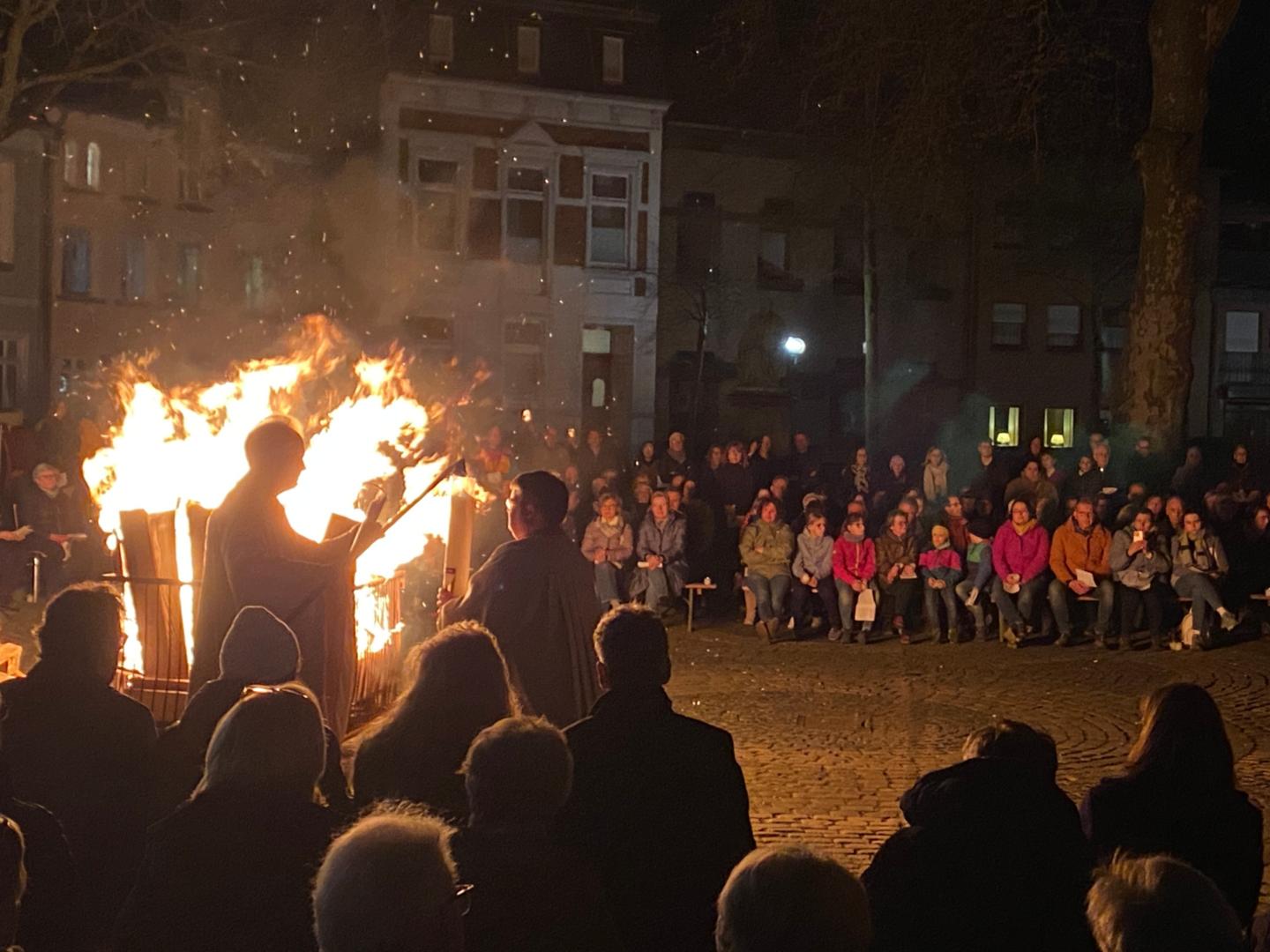 Osterfeuer in der Osternacht auf dem Kirchplatz in Kempen (c) Pfarrgemeinde St. Mariae Geburt Kempen