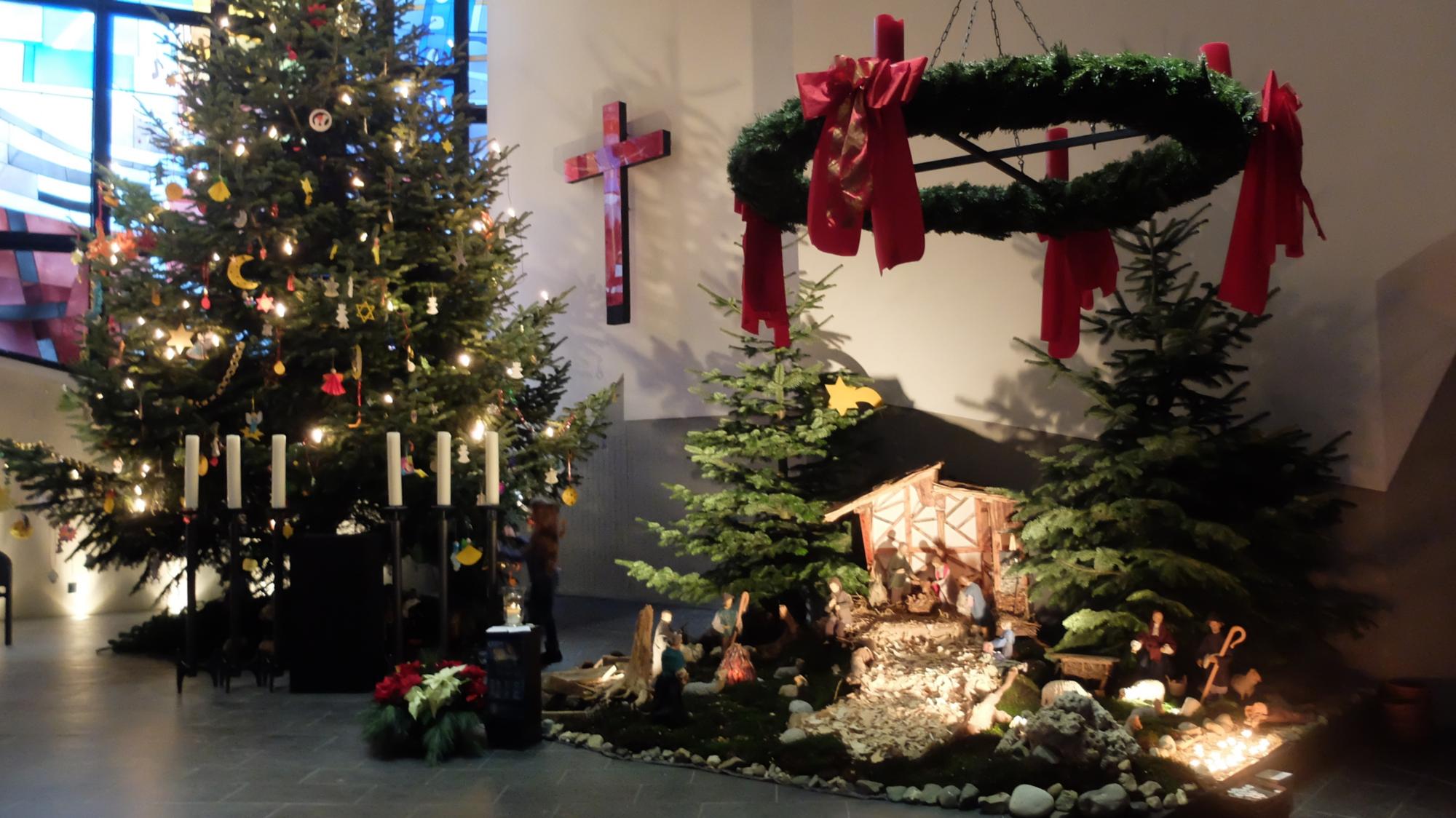 Krippe und Weihnachtsbaum Sankt Josef