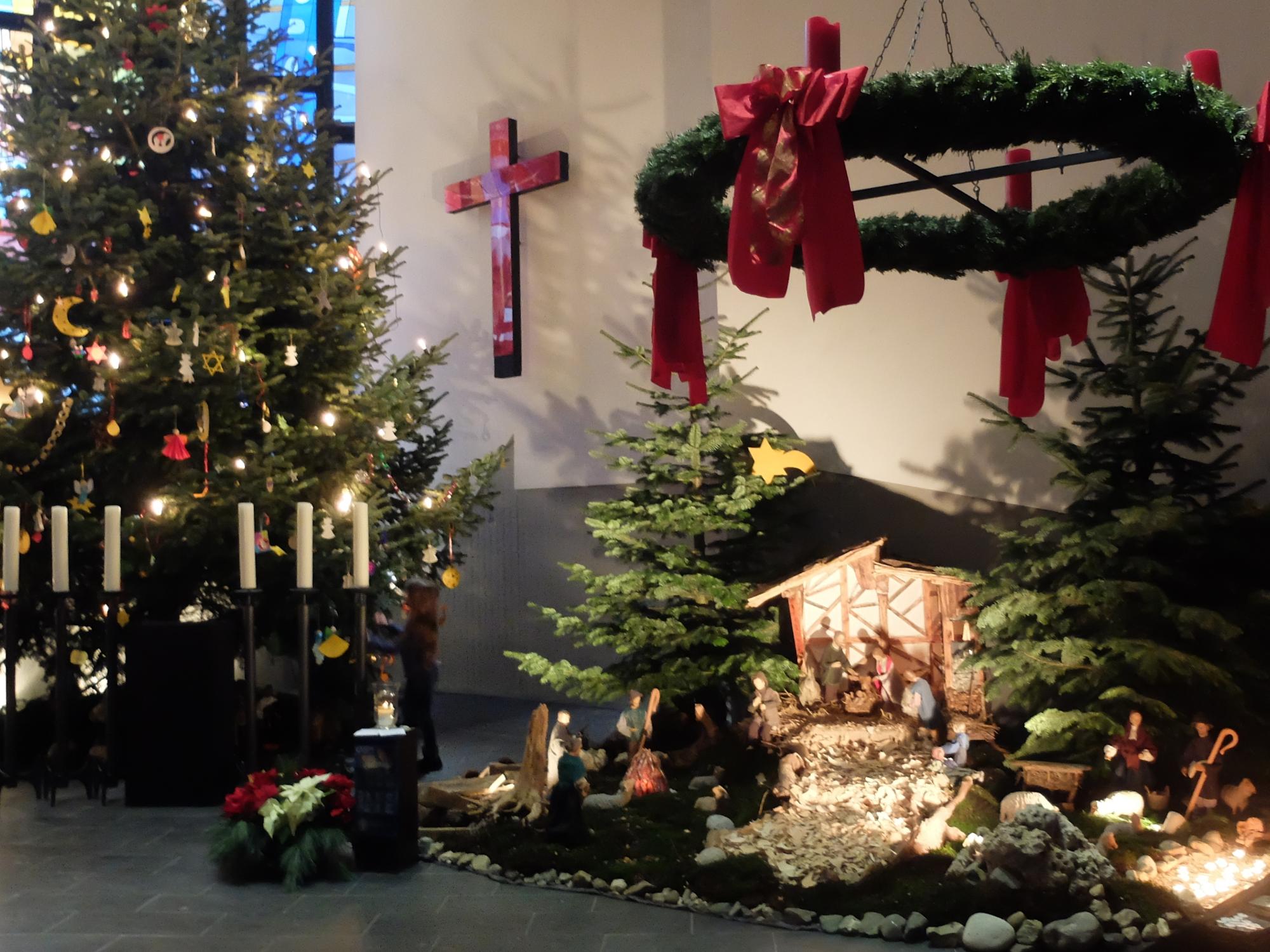 Krippe und Weihnachtsbaum Sankt Josef